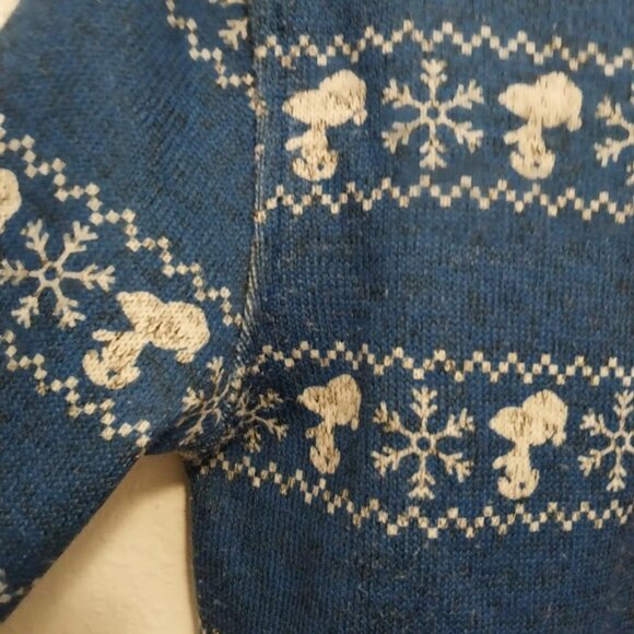 Snoopy Christmas Sweater - Picture 11 of 11